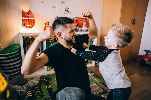 Pai e filho tempo em família juntos em casa