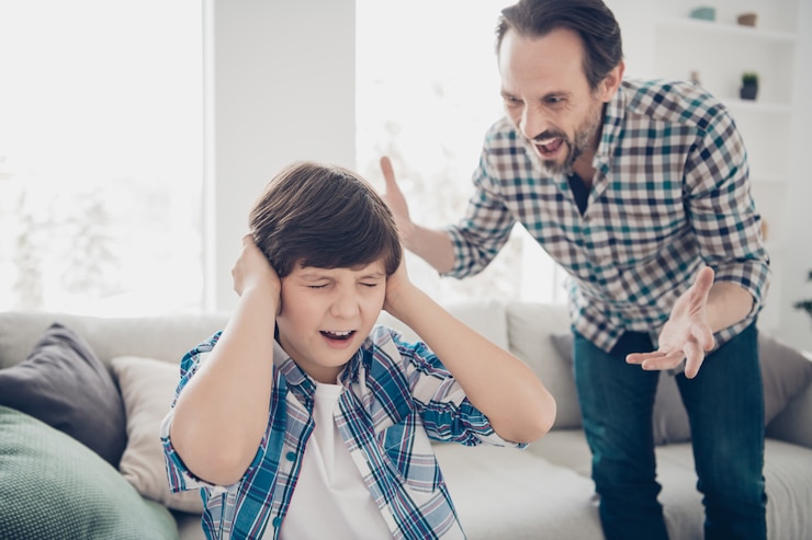 Foto pai e filho tendo um conflito