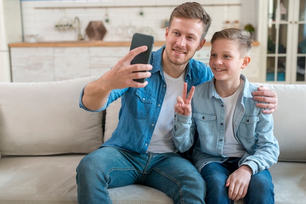 Pai e filho tirando uma foto