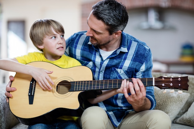 Pai e filho tocando violão