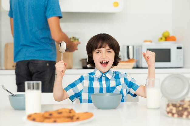 Pai e filho tomar café da manhã na cozinha leve