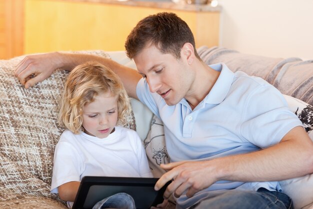 Pai e filho, usando, tablet, sofá