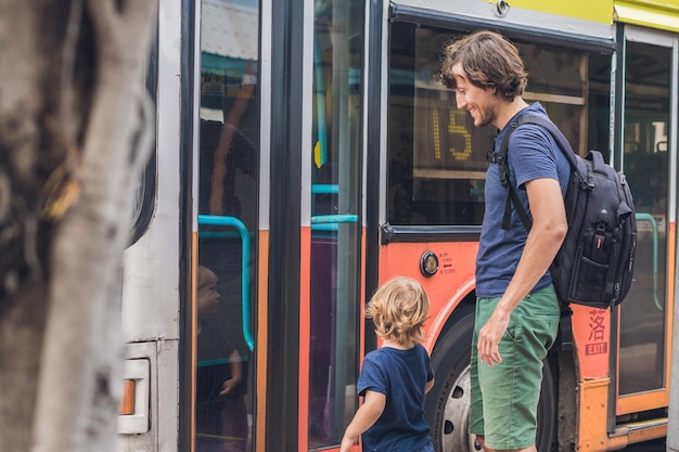 Pai e filho vão viajar de ônibus em Hong Kong.