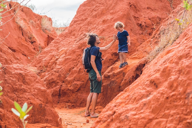 Pai e filho viajantes no desfiladeiro vermelho perto de Mui Ne, sul do Vietnã. Viajar com o conceito de crianças.