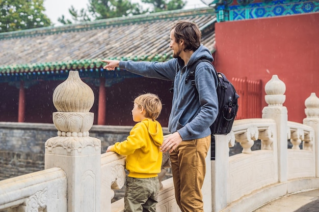 Pai e filho viajantes no Templo do Céu em Pequim Uma das principais atrações de Pequim Viajar com família e filhos no conceito da China