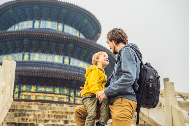 Pai e filho viajantes no Templo do Céu em Pequim Uma das principais atrações de Pequim Viajar com família e filhos no conceito da China