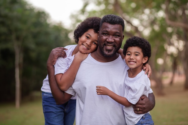 Pai e filhos ao ar livre no parque