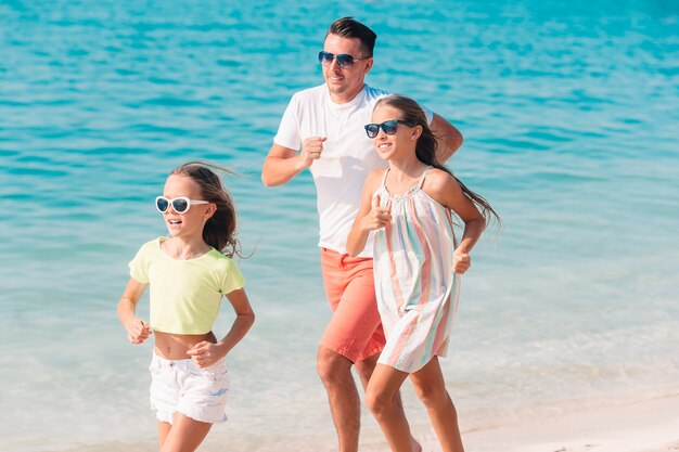 Pai e filhos curtindo férias de verão na praia