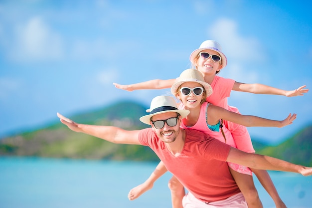 Pai e filhos curtindo férias tropicais de verão praia