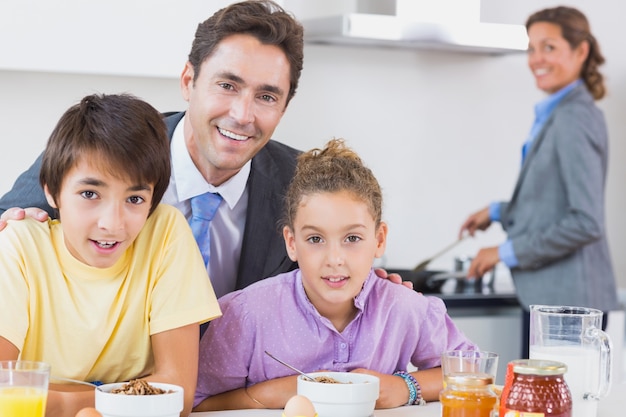 Pai e filhos tomando café da manhã