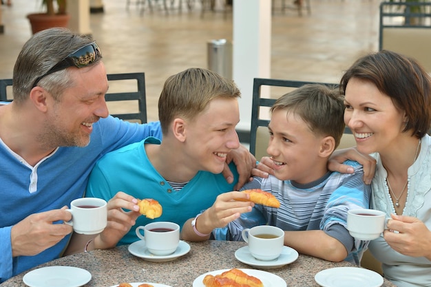 Foto pai e filhos tomando café da manhã