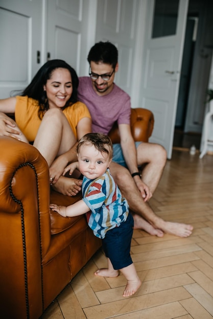 Foto pai e mãe com o filho em casa