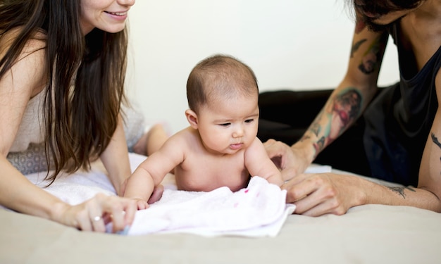 Pai e mãe estão cuidando de seu filho.