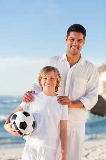 Pai e seu filho na praia