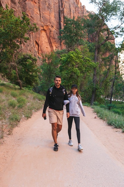 Pai e sua filha caminhando nas montanhas Família caminhando por um caminho no Parque Nacional Zion, Utah, EUA