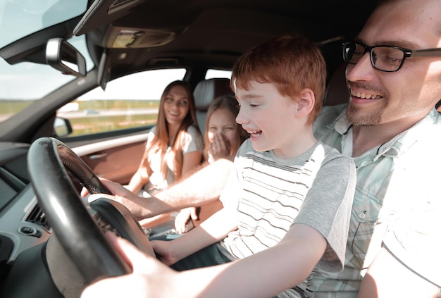 Pai engraçado e seu filho dirigindo um carro