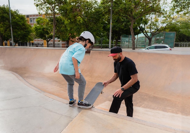 Pai ensina filha a andar de skate