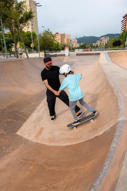 Pai ensina filha a andar de skate