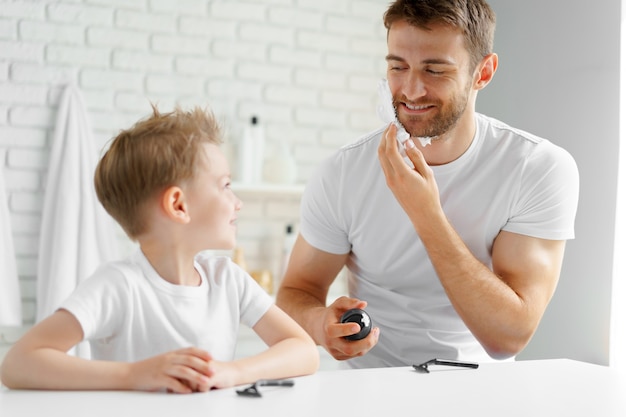 Pai ensina seu filho a fazer a barba