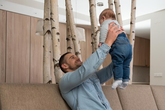 Pai feliz com bebê em casa