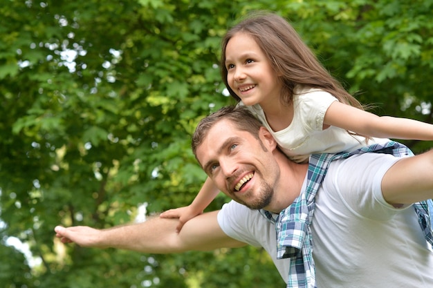 Pai feliz com filha no parque de verão