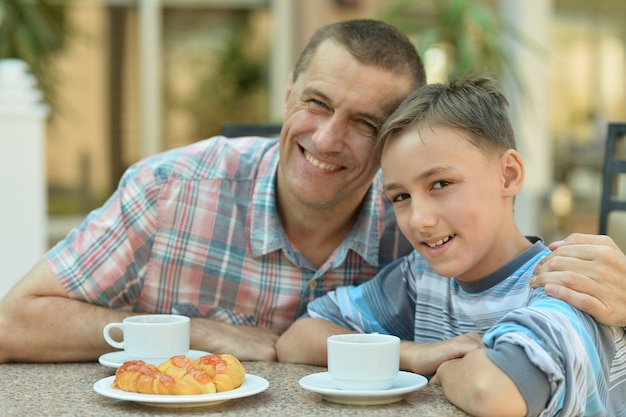 Pai feliz com filho no café da manhã na mesa