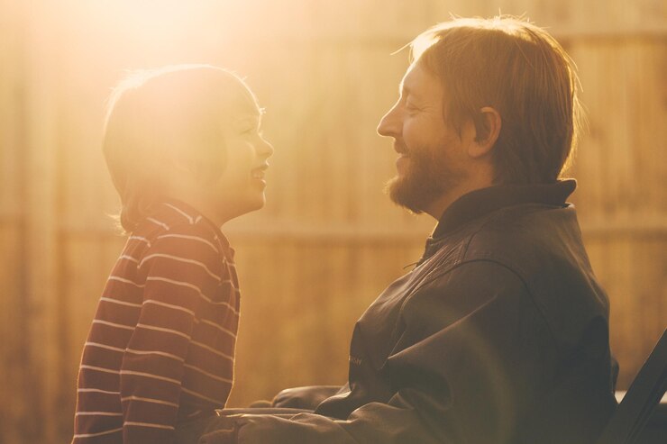 Foto pai feliz com o filho de manhã