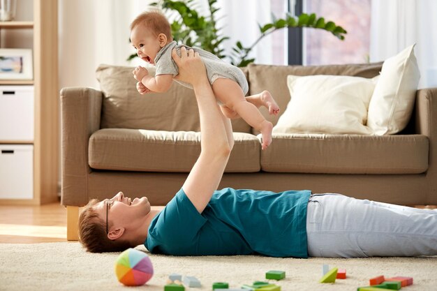 pai feliz com o filho pequeno a brincar em casa