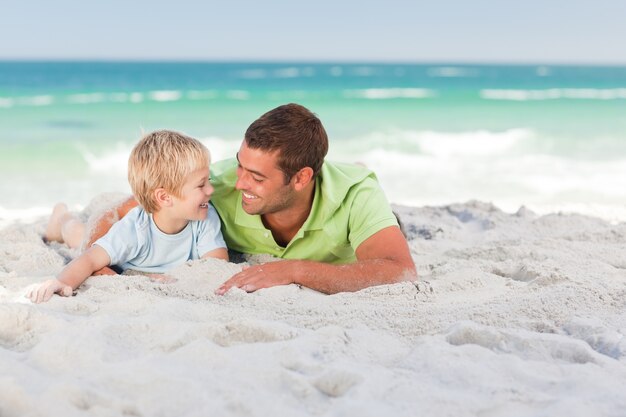 Pai feliz com seu filho na praia