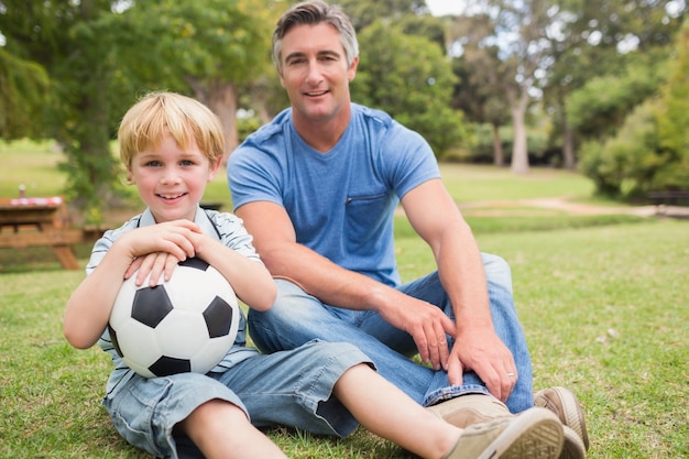 Pai feliz com seu filho no parque