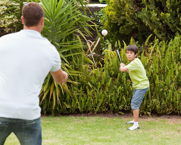 Pai feliz e seu filho jogando beisebol