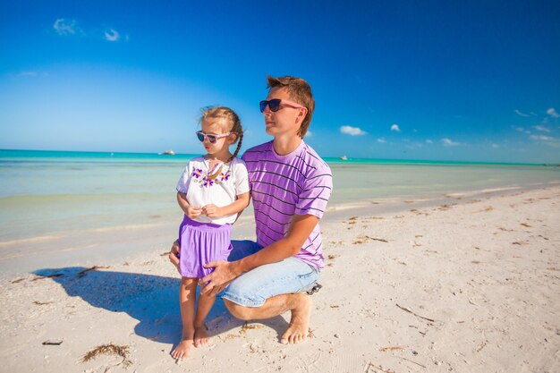 Pai feliz e sua adorável filha junto na praia