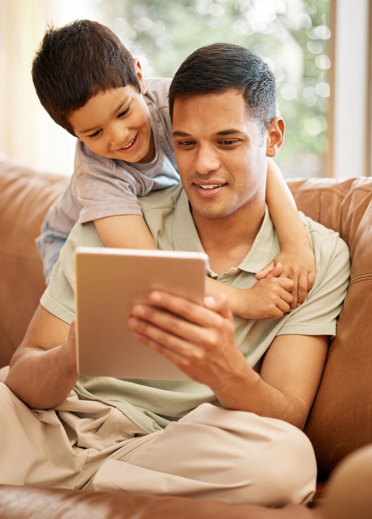 Foto pai feliz, filho e abraço com tablet em casa para jogos on-line, lendo histórias de e-books e multimídia de e-learning homem, pai e filho assistem filmes de desenhos animados ou tecnologia digital no sofá da sala de estar