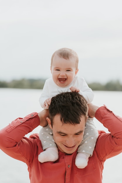 Pai feliz se divertindo com a filha