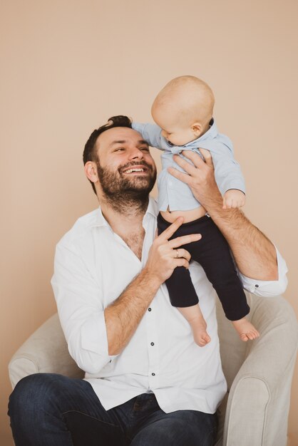 Pai feliz segurando filho bebê