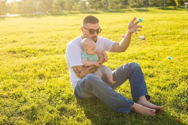 Pai feliz segurando o filho bebê, jogando o bebê no ar. Conceito de família feliz, dia do pai e filho.