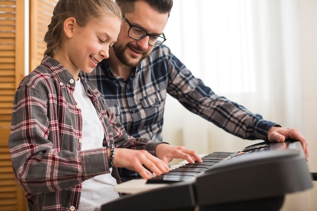 Pai filha, tocando, piano