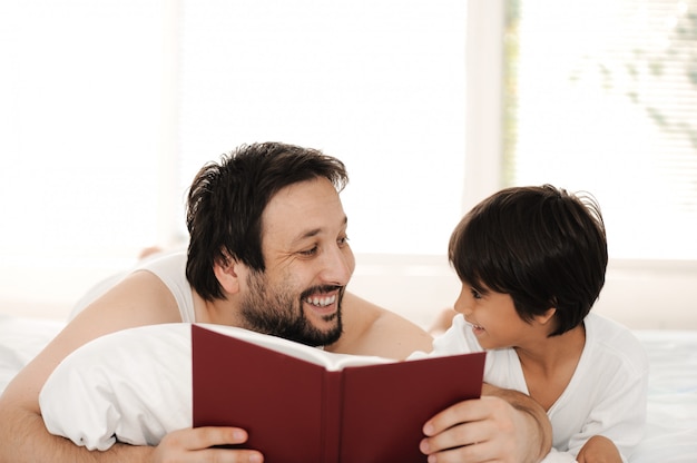 Pai filho, cama, leitura, livro, junto