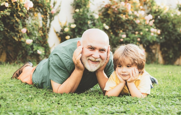 Pai filho e avô relaxando juntos feliz dia dos pais da família amorosa fim de semana de duas gerações