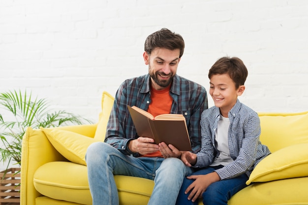 Pai filho, lendo um livro