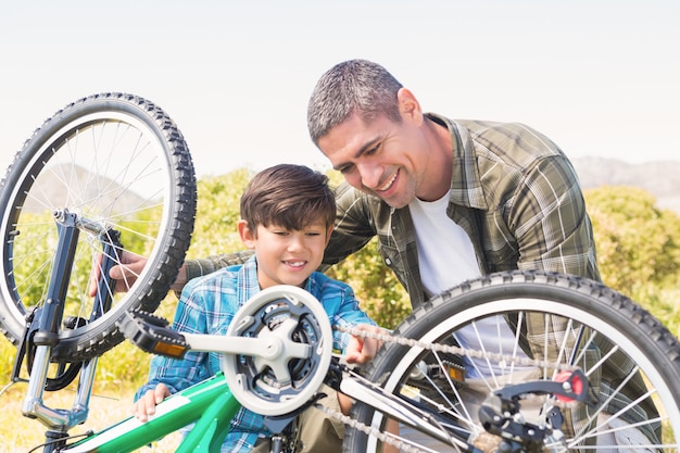 Pai filho, reparar, bicicleta