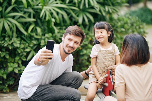 Pai fotografando com filha