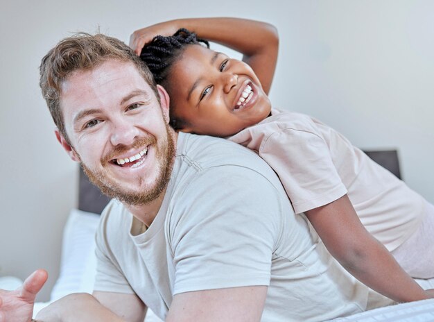 Foto pai inter-racial e filha em retrato de quarto feliz ou sorriso de volta toque para união diversidade família multicultural e menina com adoção de pai e cama com brincadeira de rir ou tempo cômico em casa
