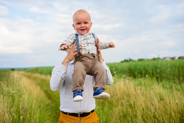 Pai joga seu filho de um ano para o céu