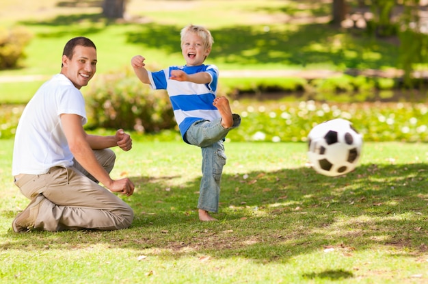 Pai jogando futebol com seu filho