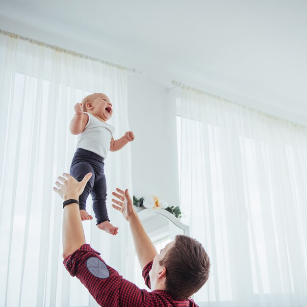 Pai jogando mão alegre ar filha alegre.