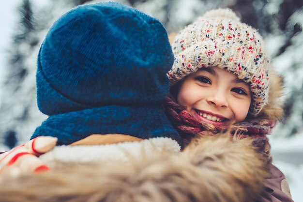 Pai jovem bonito e sua filhinha fofa estão se divertindo ao ar livre no inverno Aproveitando o tempo juntos Conceito de família