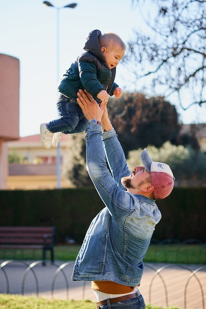 Pai jovem feliz andando com seu filho pequeno