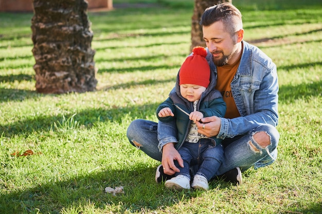 Pai jovem feliz andando com seu filho pequeno