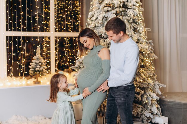 Pai, mãe e filha deles estão comemorando o Ano Novo